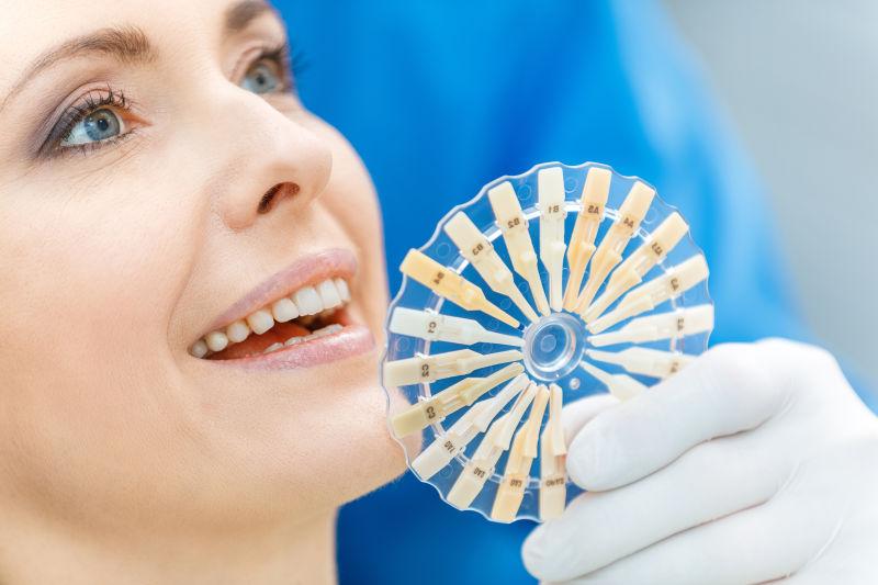 跟样本做比较的女人