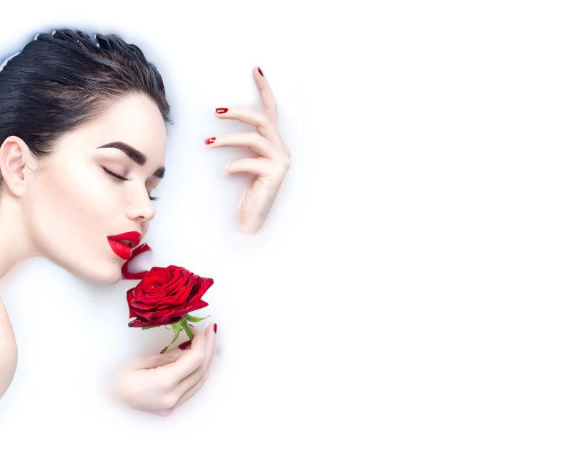 享受SPA和护肤的美女