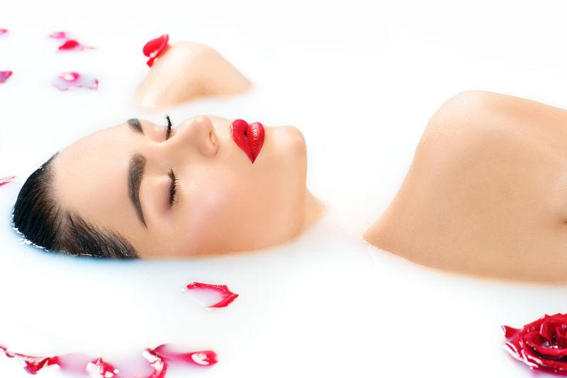 做SPA和护肤的美女