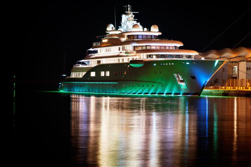 夜晚停泊在码头的豪华游轮