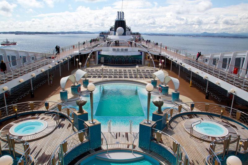 豪华游轮上的泳池