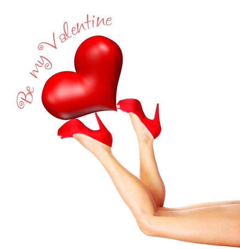 美丽性感的女性双腿支撑着大红心