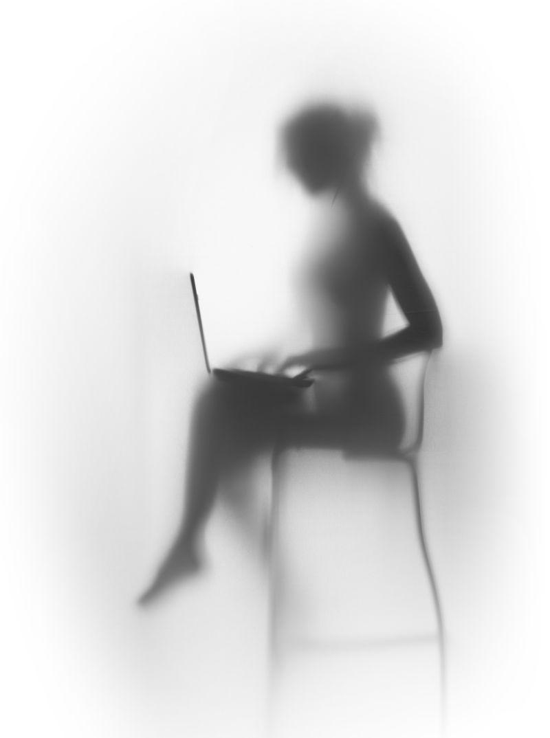 椅子上的美女剪影