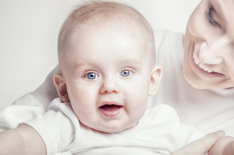 演播室镜头下的妈妈看着可爱的婴儿