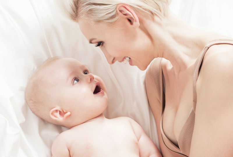 演播室镜头下的性感金发妈妈和婴儿