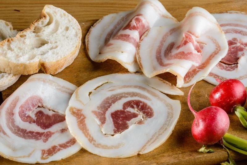 木制背景下切片的培根肉