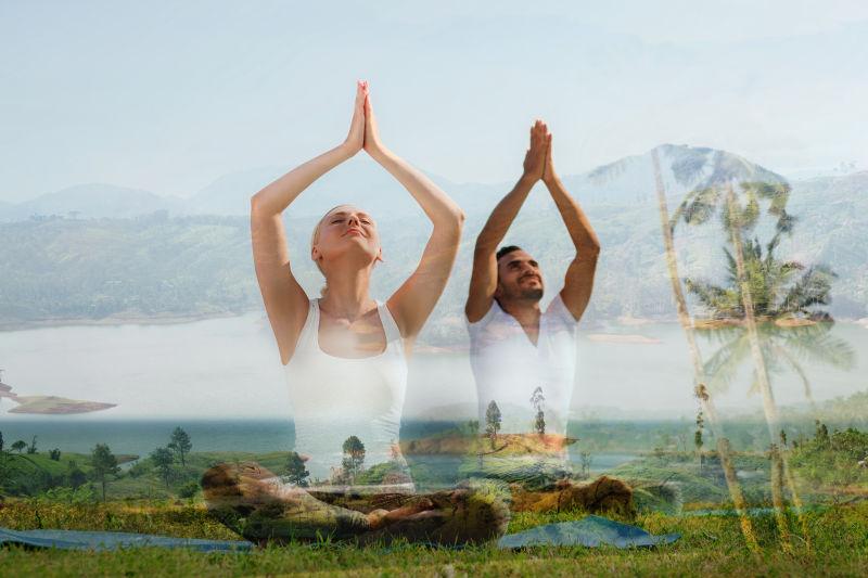 微笑的夫妇在户外做瑜伽练习