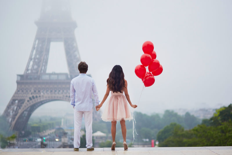 法国铁塔下的年轻情侣