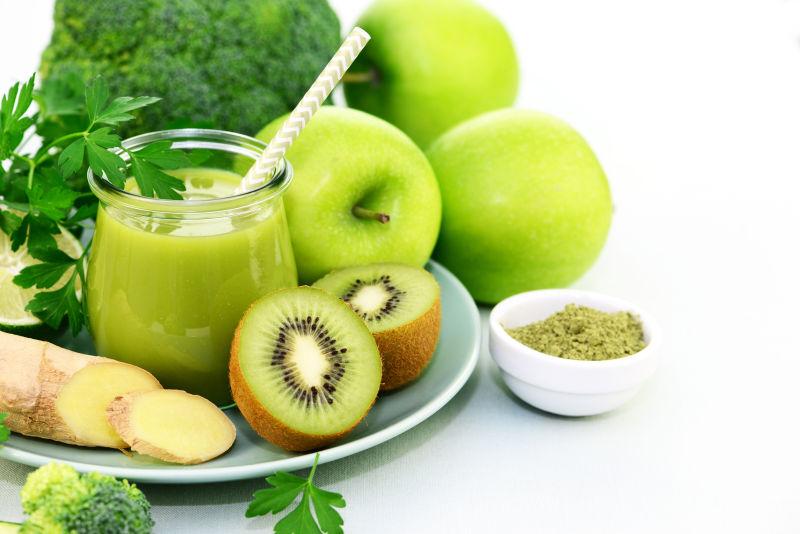 盘子里的猕猴桃青苹果和冰沙