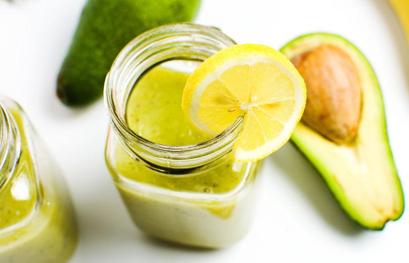 玻璃杯子里面美味的柠檬水