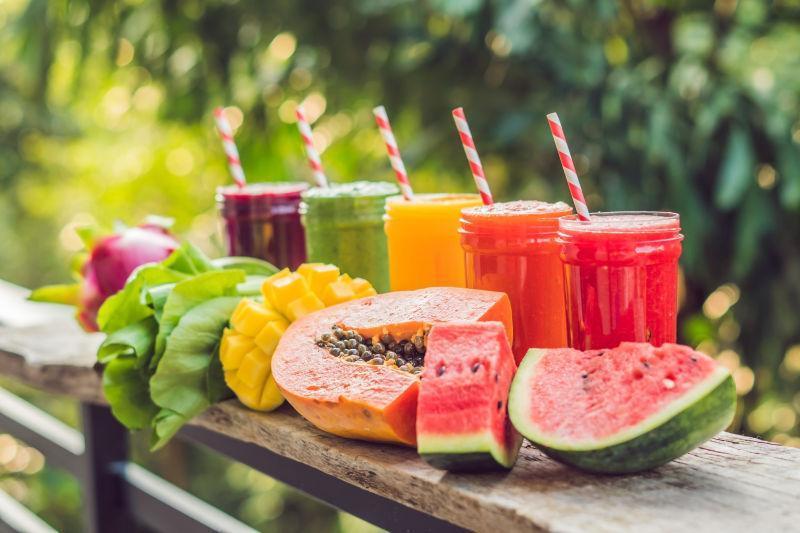 木板上不同口味的水果冰沙