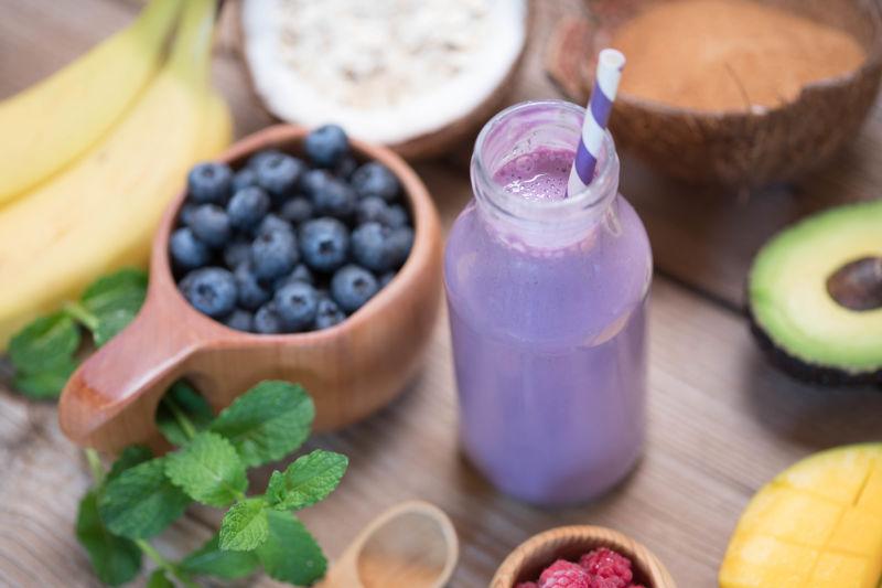 桌上的蓝莓和美味的冰沙