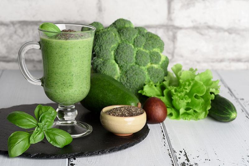 桌上美味西兰花蔬菜冰沙