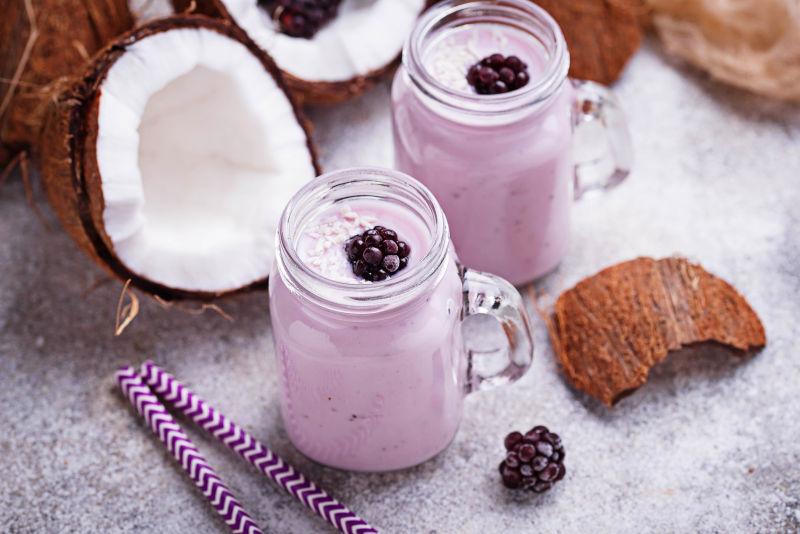 美味的黑莓椰子奶昔