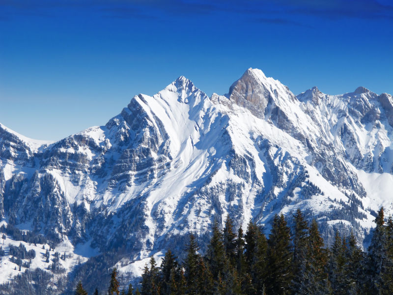 瑞士阿尔卑斯山的冬天雪景