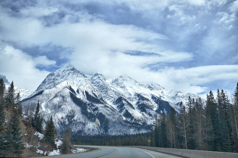 横贯加拿大公路和加拿大落基山的雪山
