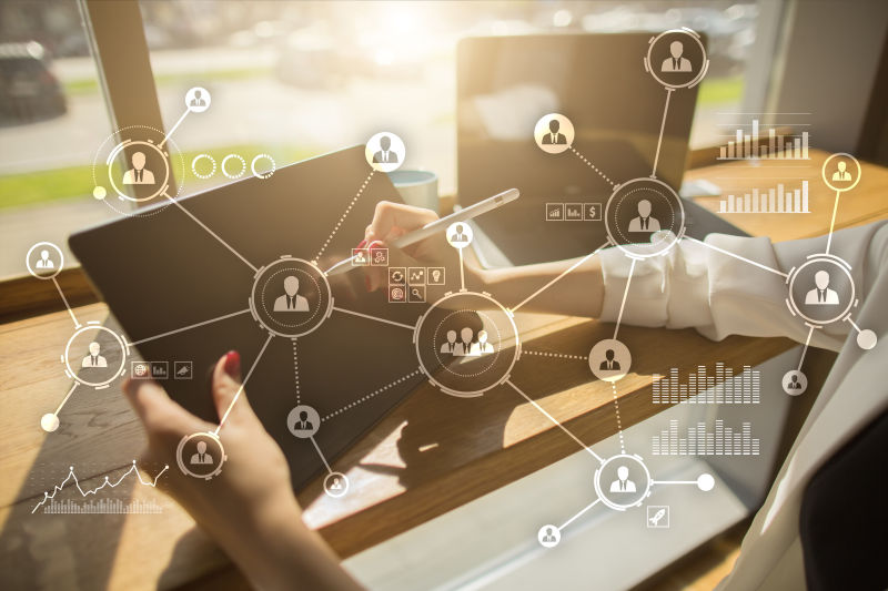 拿着平板电脑的商人与社交网格