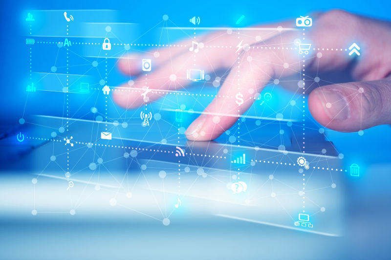 洁白的手放在触屏上