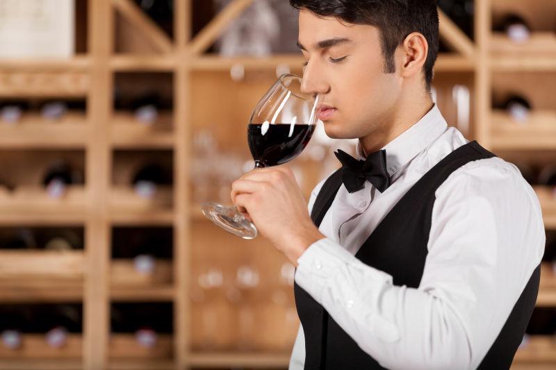 品尝葡萄酒