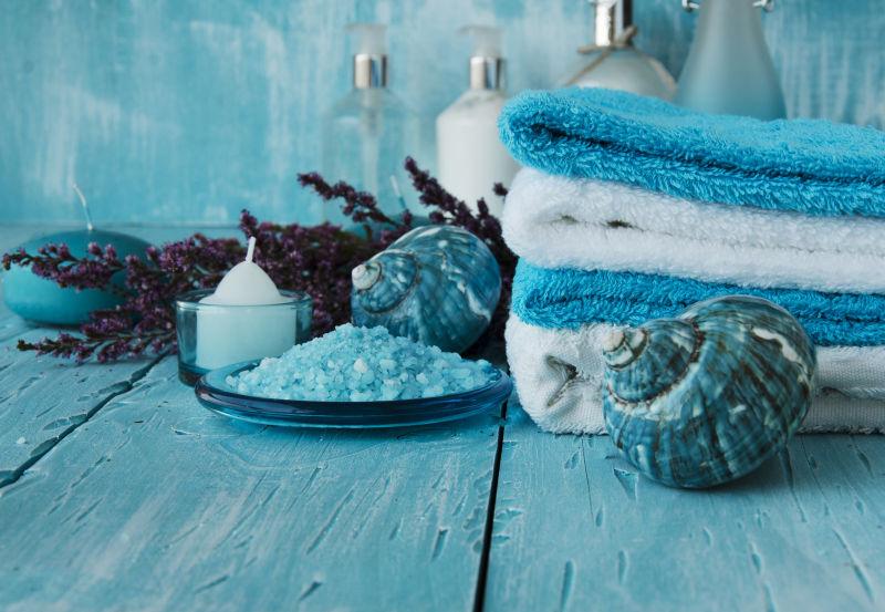 蓝色木板上的水疗用品