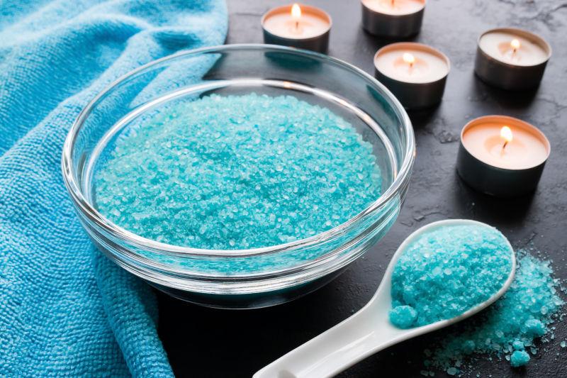 黑色背景下的SPA蜡烛和沐浴盐