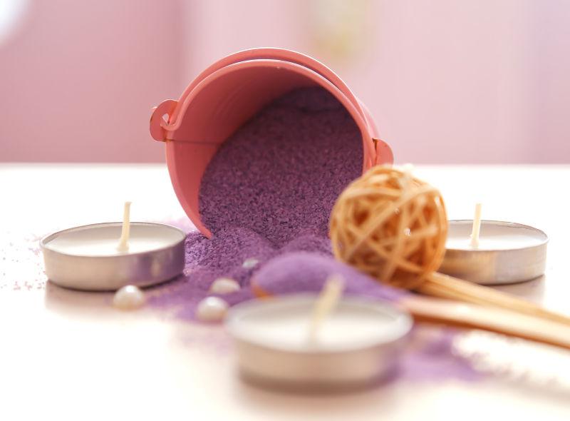 白色木桌温泉治疗的美丽组合