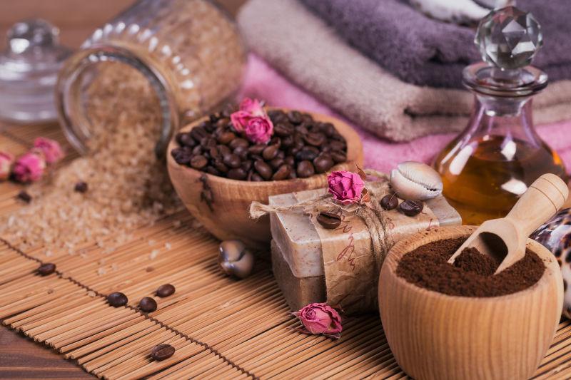 天然手工皂化妆油浴盐在木桌上