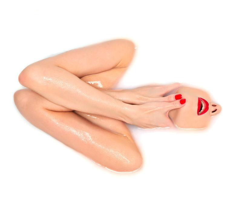 在白色的牛奶浴SPA红嘴唇时尚性感的女人