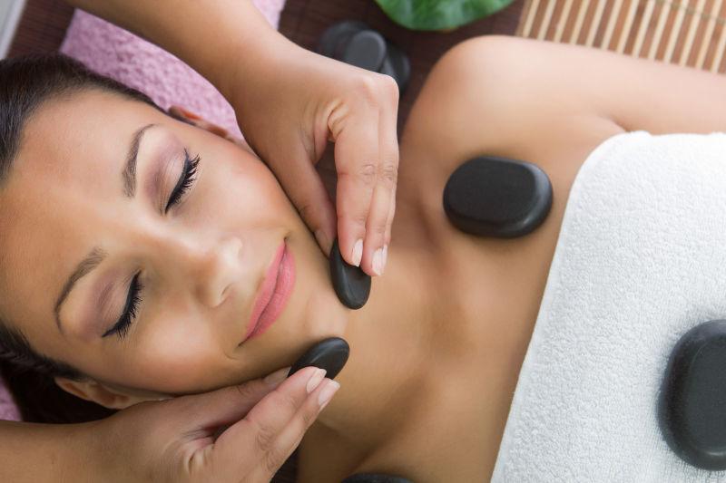 美容院做热石按摩的美女