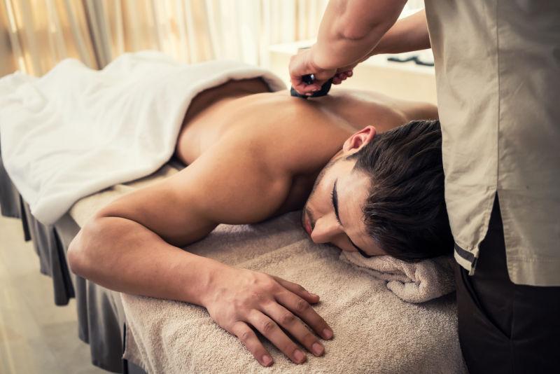 亚洲温泉疗养中心按摩的年轻人