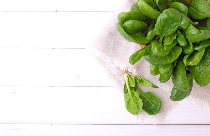 白菠萝叶上的绿菠菜叶