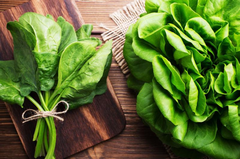 木板上的新鲜的菠菜