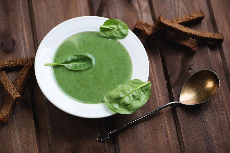 桌子上的菠菜奶油汤