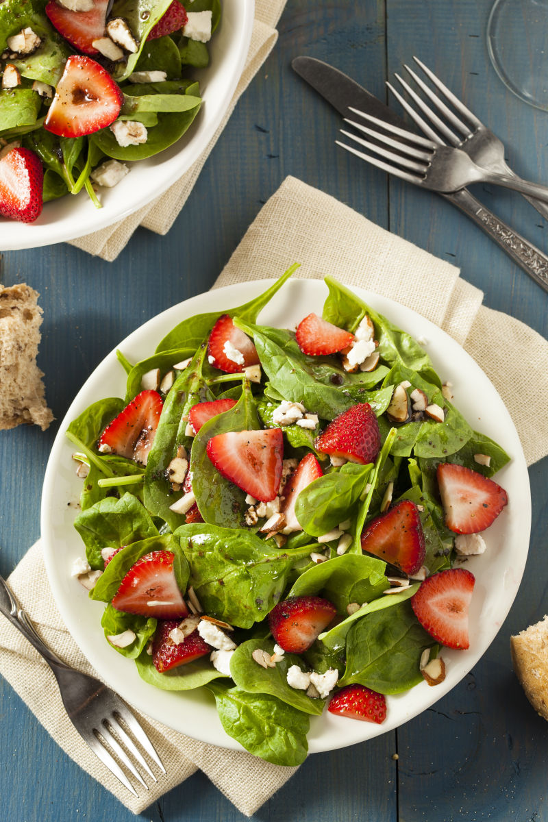 美味的草莓菠菜沙拉