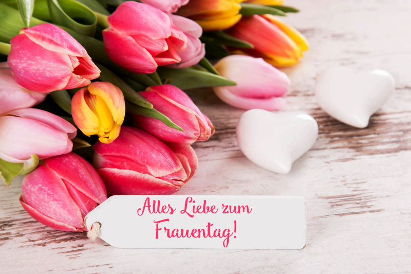 郁金香花束前的标签