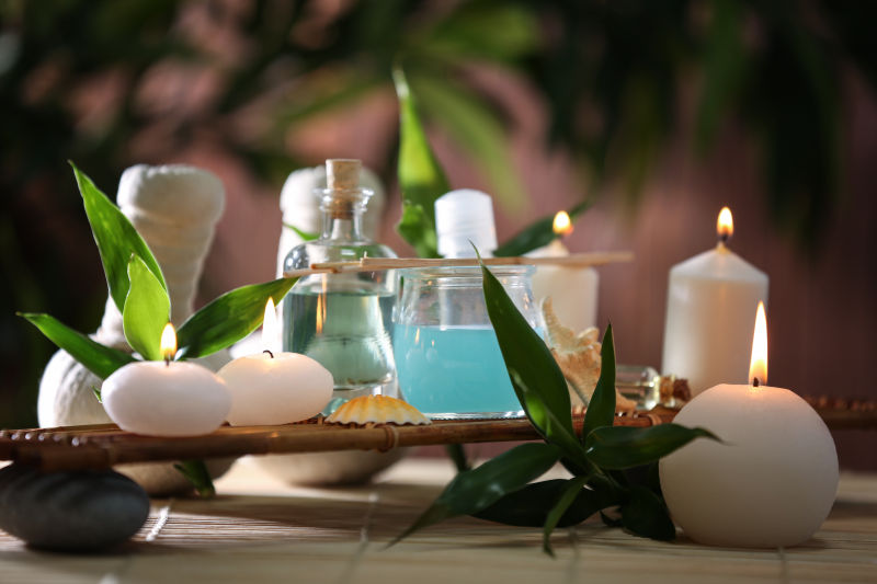 竹席上的竹叶和蜡烛