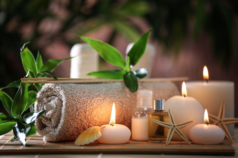 竹席上的毛巾蜡烛和烛芯