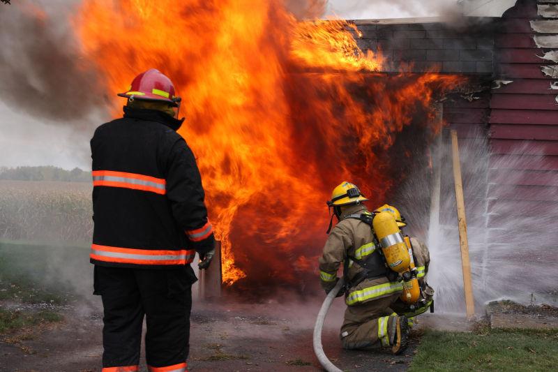 被大火吞噬的废墟