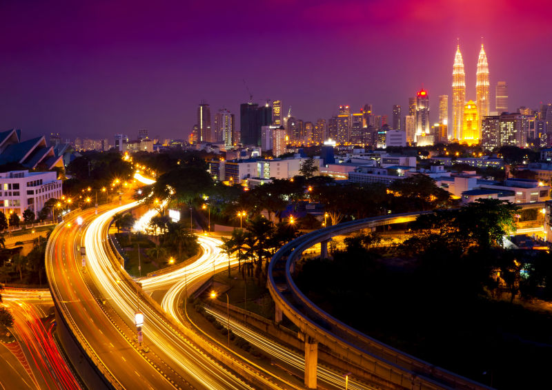 吉隆坡市繁忙公路上的光亮风景