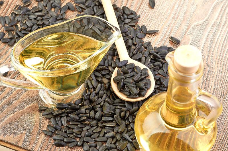 桌子上的黑色葵花籽和葵花油