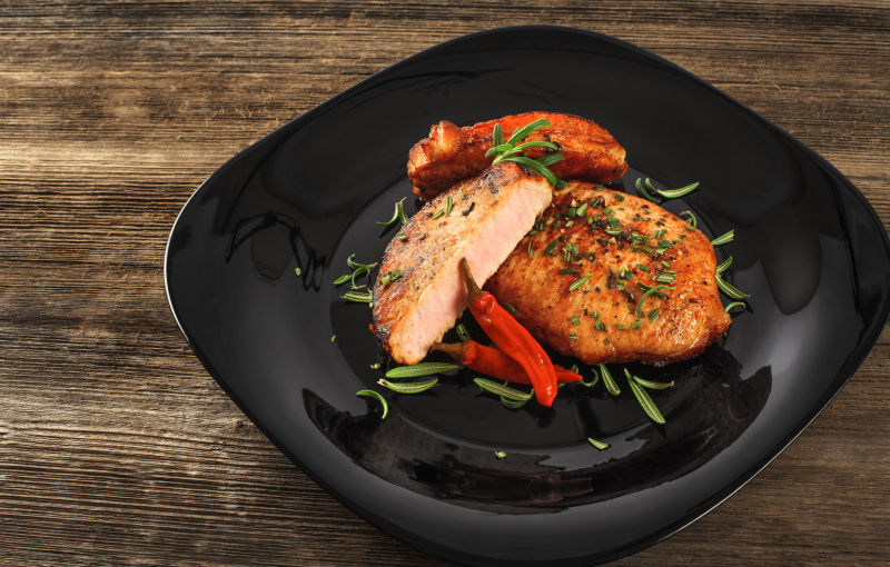 木桌上的美味烤肉