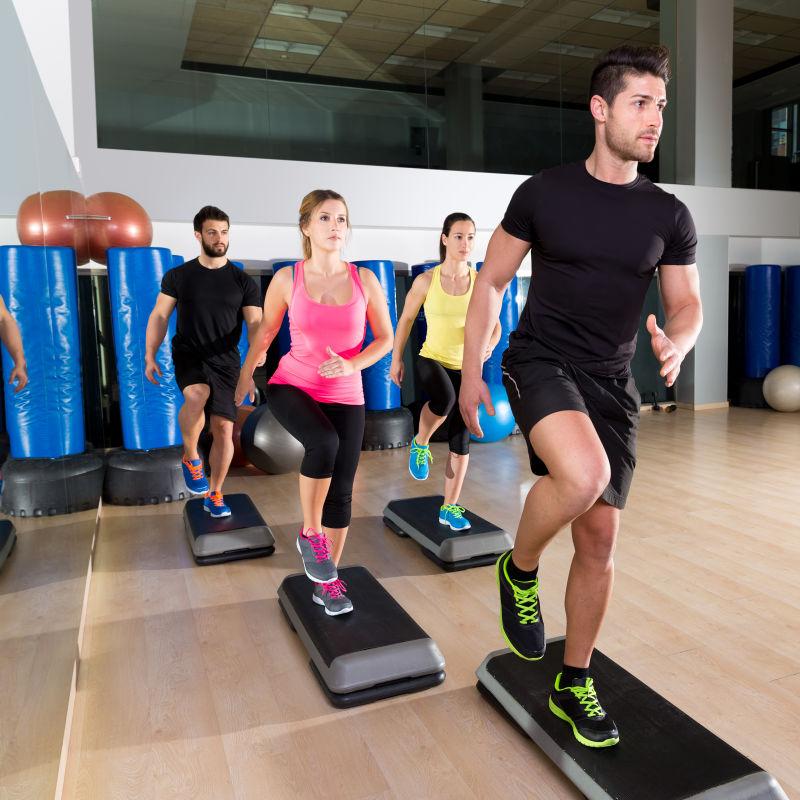 踏板上运动的人