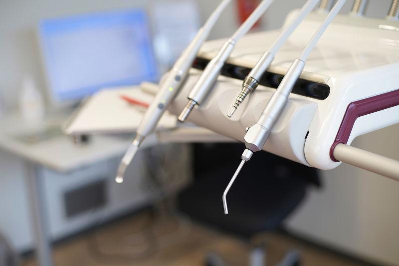 干净的牙科仪器