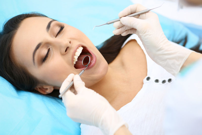 正在检查牙齿的年轻美女