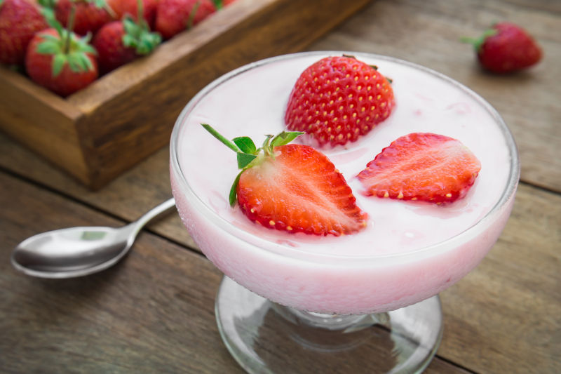 玻璃杯中草莓酸奶