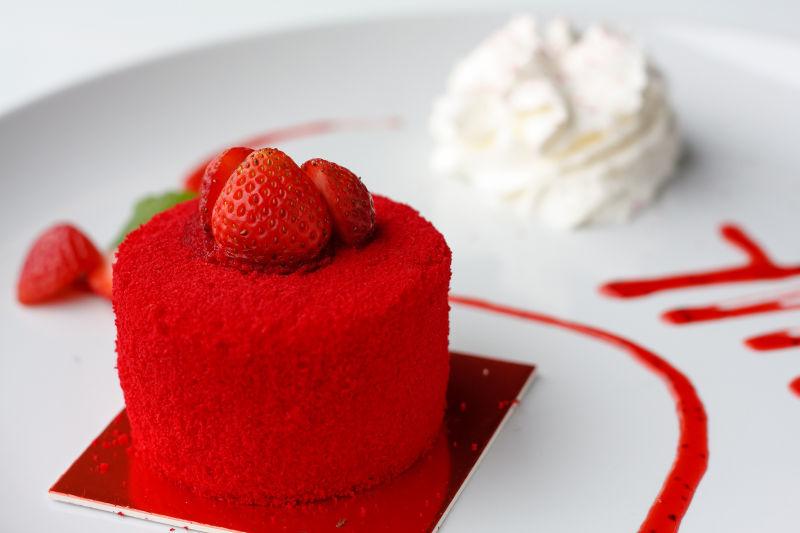 盘子上的甜草莓蛋糕
