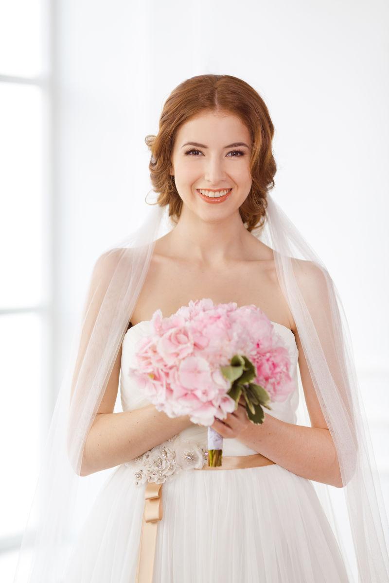 捧着花束的微笑金发新娘