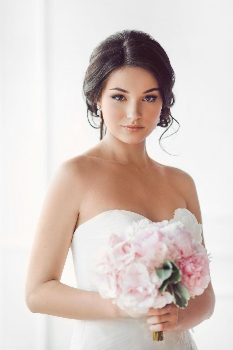 亚洲新娘手里的花束