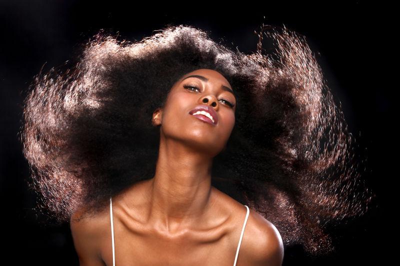 甩着头发的黑人美女