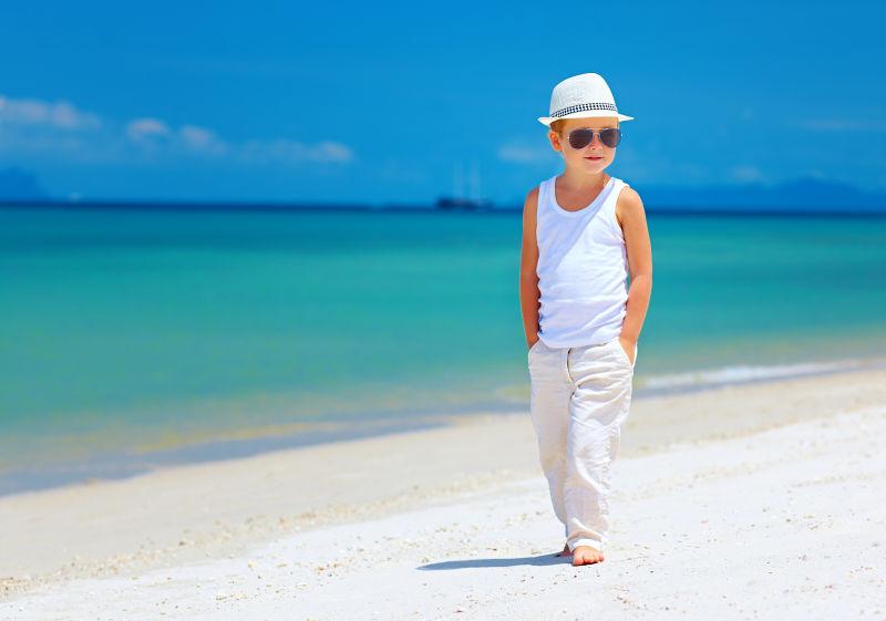 热带海滩漫步的时尚男孩